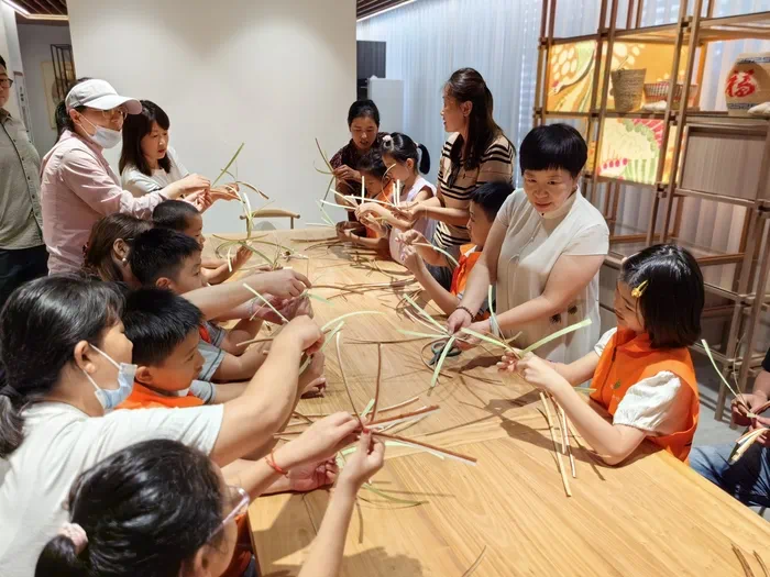 山東手造展示體驗(yàn)中心，博興草編傳承人張慧華帶孩子們體驗(yàn)草編技藝