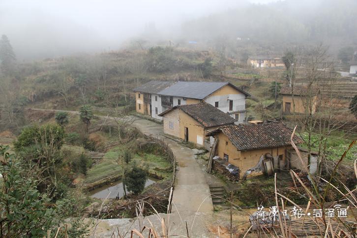 在“八角樓燈光”的照耀下，神山村實現(xiàn)了由山區(qū)到景區(qū)的歷史性跨越，交出了一份脫貧攻堅的“漂亮”答卷。如今的神山村，正在鄉(xiāng)村振興的大道上闊步前行。圖1為神山村農(nóng)村住房舊貌（圖片由茅坪鎮(zhèn)提供）.jpg